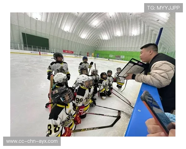 冰球名宿捐赠装备,助力青训未来 冰球名宿捐赠装备,助力青训未来