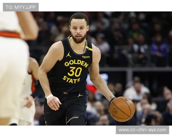 库里关键投篮再中，勇士主场观众沸腾