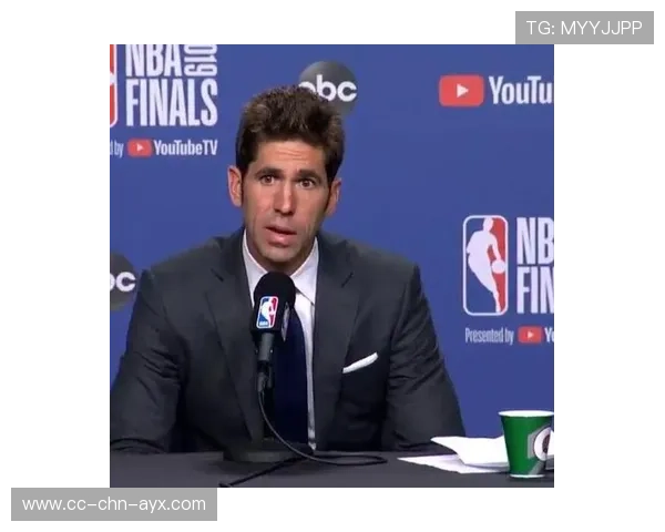 拉塞尔专注起步练习,团队给予积极反馈 拉塞尔专注起步练习,团队给予积极反馈